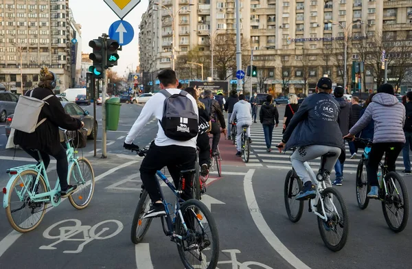 Bukarest Rumänien April 2021 Menschen Auf Fahrrädern Warten Darauf Die — Stockfoto