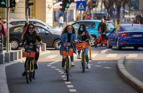 Bukarest Rumänien April 2021 Drei Junge Frauen Fahren Mit Gemieteten — Stockfoto