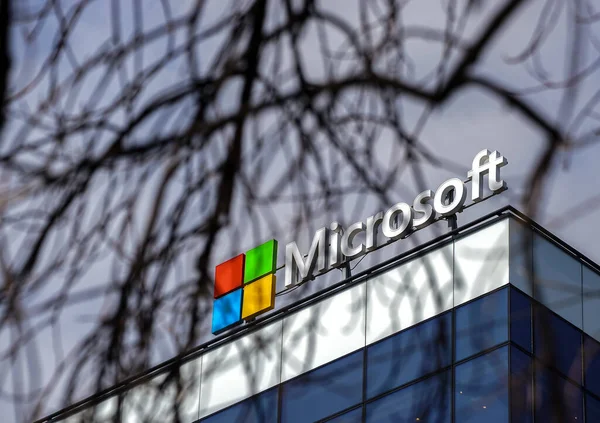 Bucharest Rumania Maret 2021 Logo Microsoft Terlihat Atas Markas Besarnya — Stok Foto