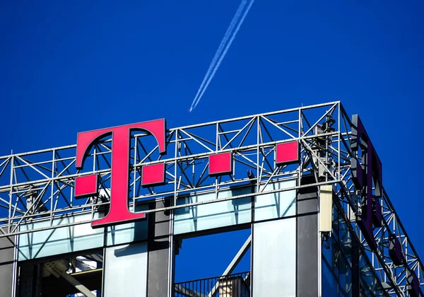 Bükreş, Romanya - 21 Ocak 2021: Alman telekomünikasyon şirketi Telekom 'un bir logosu, Romanya' nın Bükreş kentindeki Free Press Square 'de yer alan Şehir Kapısı Kulelerinin kuzey kulesinin tepesinde sergileniyor..