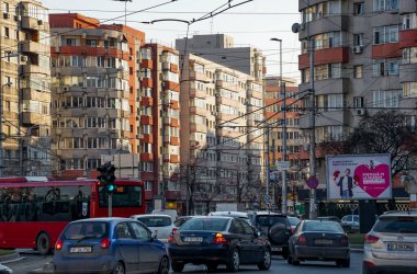 Bükreş, Romanya - Martie 08, 2021: Bükreş 'te komünist rejim sırasında inşa edilmiş çok büyük apartman blokları. Bu resim sadece editörler içindir..