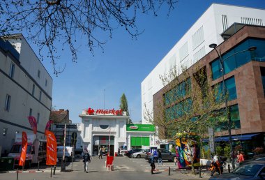 Bükreş, Romanya - 26 Nisan 2021: Carrefour Market, daha çok Peugeot ve LATIL satıcısı olan 