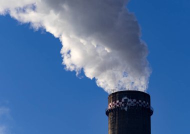Bükreş, Romanya - 15 Ocak 2021: Bükreş 'in güneyinde, CET Progresul enerji santralinin bacası, ısınma ve doğalgaz yangınlarından kaynaklanan dumanla kirlendi.