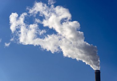 Bükreş, Romanya - 15 Ocak 2021: Bükreş 'in güneyinde, CET Progresul enerji santralinin bacası, ısınma ve doğalgaz yangınlarından kaynaklanan dumanla kirlendi.