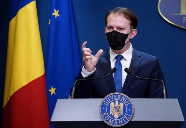 Bükreş, Romanya - 13 Mayıs 2021: Romanya Başbakanı Florin Citu, Bükreş 'teki Victoria Sarayı' nda düzenlenen hükümet basın toplantısında gazetecilerin sorularını yanıtladı.