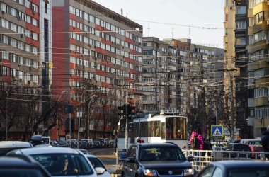 Bükreş, Romanya - Martie 08, 2021: Bükreş 'te komünist rejim sırasında inşa edilmiş çok büyük apartman blokları. Bu resim sadece editörler içindir..