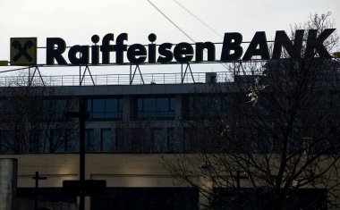 Bükreş, Romanya - 21 Ocak 2021: Avusturyalı çok uluslu bankacılık ve finans hizmetleri kuruluşu Raiffeisen Bank 'ın logosu Romanya' nın Bükreş kentindeki bir inşaat ofisinde sergileniyor.