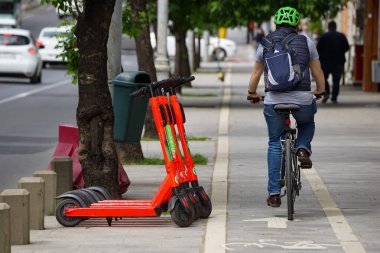 Bükreş, Romanya - 19 Mayıs 2021: Bükreş 'te bisiklet yolunun yanındaki kaldırımda çok sayıda Lime-S elektrikli scooter park ediyor. Bu resim sadece editörler içindir..