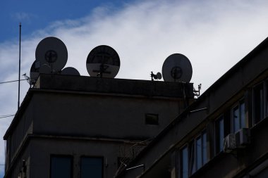 Bükreş, Romanya - 19 Mayıs 2021: Bükreş 'teki bir binanın tepesine çok sayıda GSM telekomünikasyon antenleri kuruldu. Bu resim sadece editörler içindir..