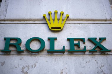 Bükreş, Romanya - 19 Mayıs 2021: İsviçreli lüks saat üreticisi Rolex 'in logosu Bükreş' teki dükkanının duvarında sergileniyor. Bu resim sadece editörler içindir..