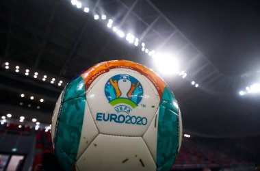 Bükreş, Romanya - 27 Kasım 2020: Romanya Başbakanı 'nın resepsiyon gününde yeni Steaua Stadyumu' nun açılışında UEFA EURO 2020 topu. Sadece yazı işleri için resim.