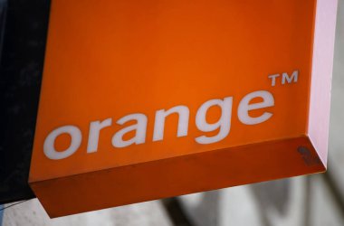 Bükreş, Romanya - 27 Mayıs 2021: Fransız telekomünikasyon şirketi Orange 'ın bir logosu Romanya' nın Bükreş kentindeki bir GSM mağazasının tepesinde sergileniyor.