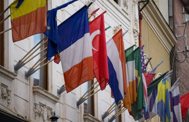 Bükreş, Romanya - 27 Mayıs 2021: Romanya 'nın eski Bükreş kentindeki Jack' s Pub 'ın üzerinde çok sayıda ülkenin bayrakları.