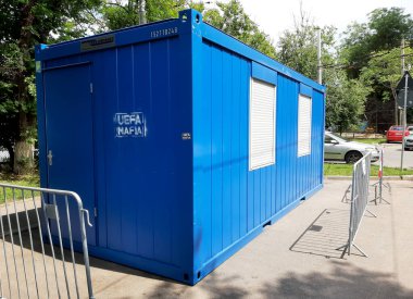 Bükreş, Romanya - 08 Haziran 2021: UEFA MAFIA mesajı Bükreş 'te UEFA EURO 2020 karşılaşmalarının oynanacağı Ulusal Arena' ya giden caddelerden birinde bulunan bir konteynıra boyandı.