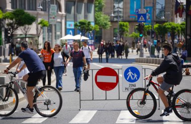 Bükreş, Romanya - 08 Haziran 2021: Çit ve Calea Victoriei 'de araba trafiğini yasaklayan işaretler. Hafta sonları Bükreş şehir merkezinde çok sayıda cadde araba trafiğine kapalı ve yayalara açık