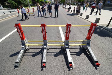 Bükreş, Romanya - 08 Haziran 2021: Calea Victoriei 'de Pitagone F11 terörle mücadele mobil araç bariyeri. Birkaç sokak araba trafiğine kapalı ve hafta sonları şehir merkezinde yayalara açık..