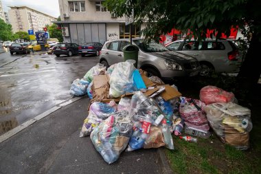Bükreş, Romanya - 15 Haziran 2021: Belediye Başkanı Clotilde Armand 'ın sağlık hizmeti sağlayıcısı Romprest' e olan borçlarını ödemeyi reddetmesi üzerine Bükreş 'in 1..