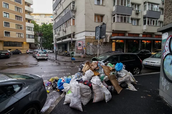 Bükreş, Romanya - 15 Haziran 2021: Belediye Başkanı Clotilde Armand 'ın sağlık hizmeti sağlayıcısı Romprest' e olan borçlarını ödemeyi reddetmesi üzerine Bükreş 'in 1..