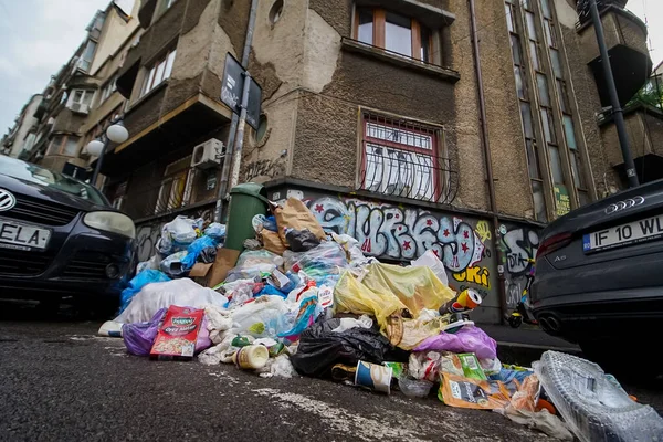 Bükreş, Romanya - 15 Haziran 2021: Belediye Başkanı Clotilde Armand 'ın sağlık hizmeti sağlayıcısı Romprest' e olan borçlarını ödemeyi reddetmesi üzerine Bükreş 'in 1..