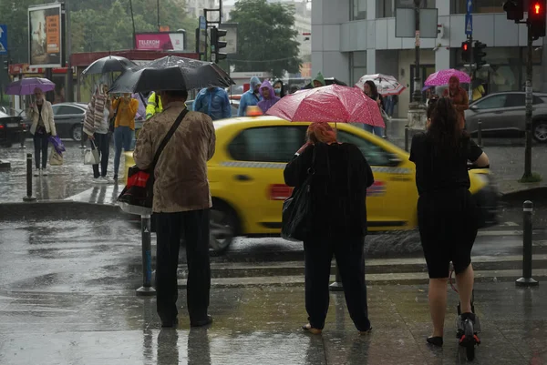 루마니아 부쿠레슈티 2021 우기에 우산을 건너려고 기다리고 사람들 택시가 부쿠레슈티 — 스톡 사진