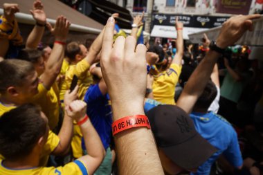 Bükreş, Romanya - 21 Haziran 2021: Ukrayna ve Avusturya partisini destekleyenler, EURO 2020 grup safhasında Ukrayna ile Avusturya arasında oynanan futbol karşılaşması öncesinde eski kentin barlarında ve sokaklarında toplandılar..