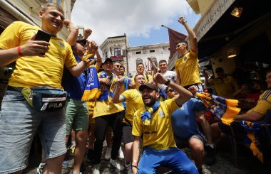 Bükreş, Romanya - 21 Haziran 2021: Ukrayna ve Avusturya partisini destekleyenler, EURO 2020 grup safhasında Ukrayna ile Avusturya arasında oynanan futbol karşılaşması öncesinde eski kentin barlarında ve sokaklarında toplandılar..