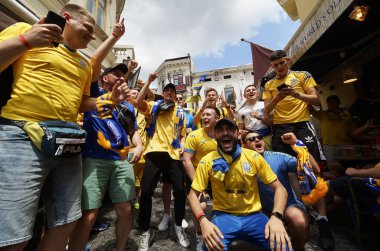 Bükreş, Romanya - 21 Haziran 2021: Ukrayna ve Avusturya partisini destekleyenler, EURO 2020 grup safhasında Ukrayna ile Avusturya arasında oynanan futbol karşılaşması öncesinde eski kentin barlarında ve sokaklarında toplandılar..
