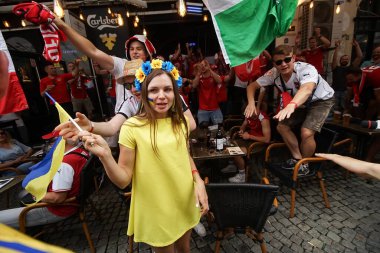 Bükreş, Romanya - 21 Haziran 2021: Ukrayna ve Avusturya partisini destekleyenler, EURO 2020 grup safhasında Ukrayna ile Avusturya arasında oynanan futbol karşılaşması öncesinde eski kentin barlarında ve sokaklarında toplandılar..