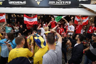 Bükreş, Romanya - 21 Haziran 2021: Ukrayna ve Avusturya partisini destekleyenler, EURO 2020 grup safhasında Ukrayna ile Avusturya arasında oynanan futbol karşılaşması öncesinde eski kentin barlarında ve sokaklarında toplandılar..