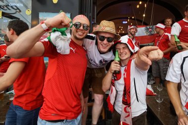 Bükreş, Romanya - 21 Haziran 2021: Ukrayna ve Avusturya partisini destekleyenler, EURO 2020 grup safhasında Ukrayna ile Avusturya arasında oynanan futbol karşılaşması öncesinde eski kentin barlarında ve sokaklarında toplandılar..