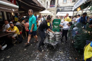 Bükreş, Romanya - 21 Haziran 2021: Ukrayna ve Avusturya partisini destekleyenler, EURO 2020 grup safhasında Ukrayna ile Avusturya arasında oynanan futbol karşılaşması öncesinde eski kentin barlarında ve sokaklarında toplandılar..
