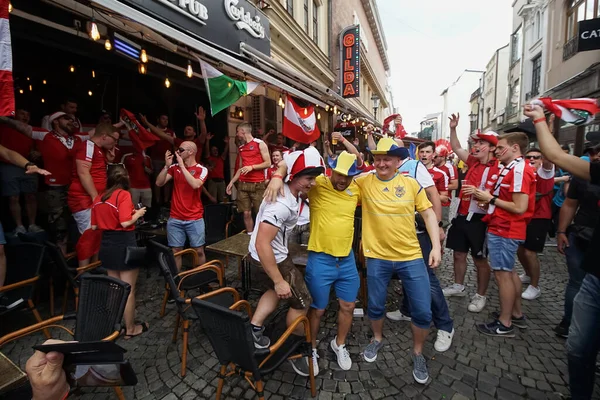 Bükreş, Romanya - 21 Haziran 2021: Ukrayna ve Avusturya partisini destekleyenler, EURO 2020 grup safhasında Ukrayna ile Avusturya arasında oynanan futbol karşılaşması öncesinde eski kentin barlarında ve sokaklarında toplandılar..