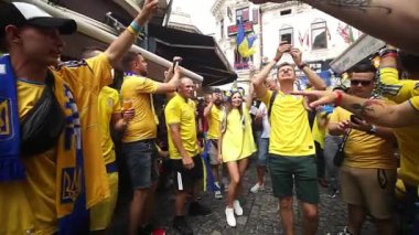Bükreş, Romanya - 21 Haziran 2021: Ukrayna ve Avusturya partisini destekleyenler, EURO 2020 grup safhasında Ukrayna ile Avusturya arasında oynanan futbol karşılaşması öncesinde eski kentin barlarında ve sokaklarında toplandılar..