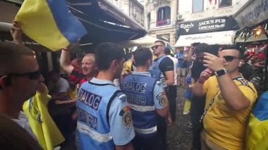 Bükreş, Romanya - 21 Haziran 2021: Ukrayna ve Avusturya partisini destekleyenler, EURO 2020 grup safhasında Ukrayna ile Avusturya arasında oynanan futbol karşılaşması öncesinde eski kentin barlarında ve sokaklarında toplandılar..