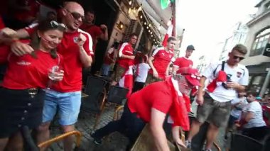 Bükreş, Romanya - 21 Haziran 2021: Ukrayna ve Avusturya partisini destekleyenler, EURO 2020 grup safhasında Ukrayna ile Avusturya arasında oynanan futbol karşılaşması öncesinde eski kentin barlarında ve sokaklarında toplandılar..