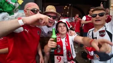 Bükreş, Romanya - 21 Haziran 2021: Ukrayna ve Avusturya partisini destekleyenler, EURO 2020 grup safhasında Ukrayna ile Avusturya arasında oynanan futbol karşılaşması öncesinde eski kentin barlarında ve sokaklarında toplandılar..
