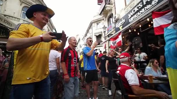 2021年6月21日 罗马尼亚布加勒斯特 在2020年欧洲杯足球赛前 乌克兰人和奥地利人在老城区的酒吧和街道上的支持者 — 图库视频影像