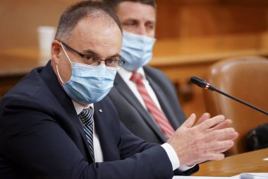 Bükreş, Romanya - 23 Haziran 2021: Romanya Parlamentosu Hukuk Meseleleri Komitesinde Ombudsmanlığa aday olan eski savcı Fabian Gyula 'nın bu yöndeki sözleri dinleniyor.