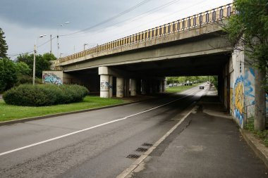 Bükreş, Romanya - 16 Haziran 2021: Bükreş 'teki Poligrafiei Bulvarı üzerindeki demiryolu köprüsü.
