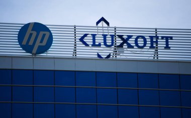 Bükreş, Romanya - 21 Ocak 2021: HP ve Lüksemt logosu Pipera mahallesindeki bir binanın tepesinde görülüyor. Bu resim sadece editörler içindir..