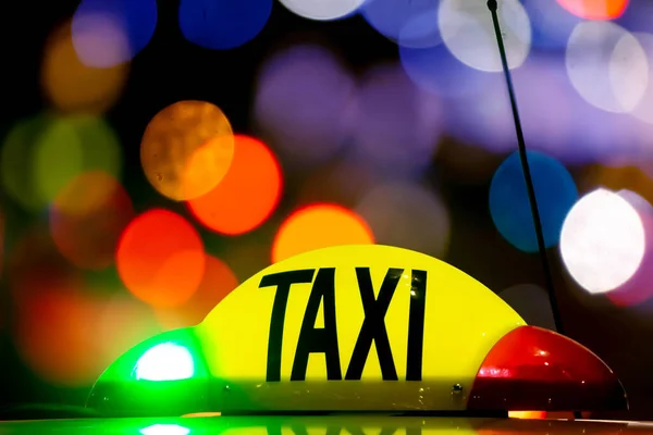 Bukarest Rumänien Januar 2019 Das Nächtliche Taxi Mit Lichtzeichenanlage Funktioniert — Stockfoto