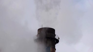 Bükreş, Romanya - 19 Ocak 2021: Bükreş 'teki CET Grozavesti enerji santralinin bacası, ısınma ve doğalgaz yangınından kaynaklanan dumanla kirlendi.