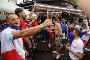 Bükreş, Romanya - 28 Haziran 2021: Fransa ve İsviçre taraftarları EURO 2020 çeyrek finallerinde Fransa ile İsviçre arasında oynanan futbol maçı öncesinde eski kentin barlarında ve sokaklarında parti veriyorlar.