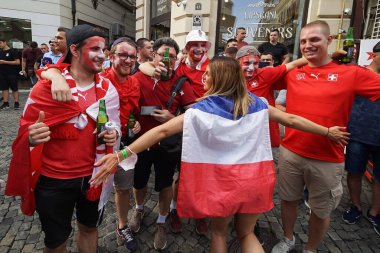Bükreş, Romanya - 28 Haziran 2021: Fransa ve İsviçre taraftarları EURO 2020 çeyrek finallerinde Fransa ile İsviçre arasında oynanan futbol maçı öncesinde eski kentin barlarında ve sokaklarında parti veriyorlar.