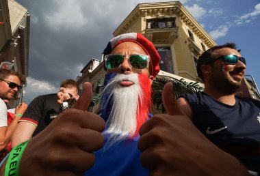 Bükreş, Romanya - 28 Haziran 2021: Fransa ve İsviçre taraftarları EURO 2020 çeyrek finallerinde Fransa ile İsviçre arasında oynanan futbol maçı öncesinde eski kentin barlarında ve sokaklarında parti veriyorlar.