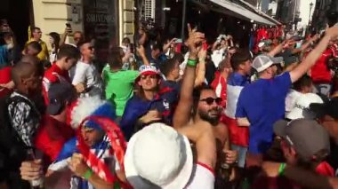 Bükreş, Romanya - 28 Haziran 2021: Fransa ve İsviçre taraftarları EURO 2020 çeyrek finallerinde Fransa ile İsviçre arasında oynanan futbol maçı öncesinde eski kentin barlarında ve sokaklarında parti veriyorlar.