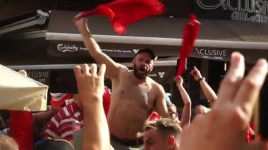 Bükreş, Romanya - 28 Haziran 2021: İsviçre taraftarları EURO 2020 çeyrek finallerinde Fransa ile İsviçre arasında oynanan futbol maçı öncesinde eski kentin barlarında ve sokaklarında parti veriyorlar.