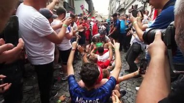 Bükreş, Romanya - 28 Haziran 2021: Fransa ve İsviçre taraftarları EURO 2020 çeyrek finallerinde Fransa ile İsviçre arasında oynanan futbol maçı öncesinde eski kentin barlarında ve sokaklarında parti veriyorlar.