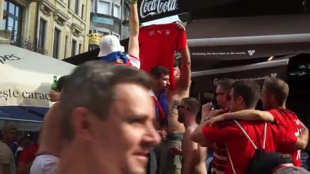 2021年6月28日 罗马尼亚布加勒斯特 在2020年欧洲杯四分之一决赛前 瑞士球迷在老城区的酒吧和街道上狂欢 — 图库视频影像