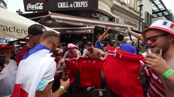 Bucarest Rumania Junio 2021 Fiesta Fans Suiza Los Pubs Calles — Vídeo de stock